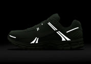 Nike Vomero 5 Vapor Green dans la nuit, reflective