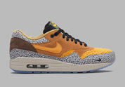 Sorti à l'origine en 2002 en collaboration avec la marque basée à Tokyo Atmos, l'Atmos x Air Max 1 'Safari' est réédité en 2016. La réédition présente le même blocage des couleurs que l'original, mais remplace l'embout en toile de 2002 et semelle en gomme pour une boîte à orteils en daim poilu et semelle translucide bleu glacier.